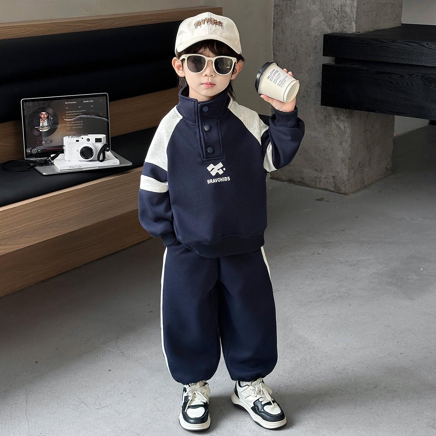 

Комплект осеннего поло-свитшота и повседневных спортивных брюк для мальчиков 2025 года 110 cm темно-синий