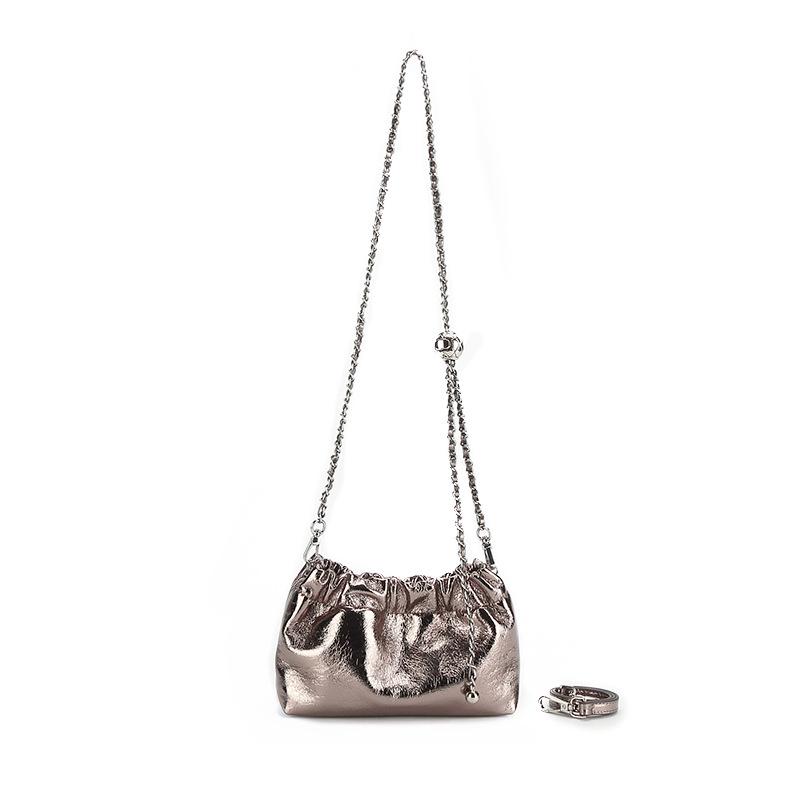 Damska torebka łańcuszkowa typu chmurka z plisowanej skóry naturalnej ze złotym akcentem - Stylowa modna na ramię/przez ramię