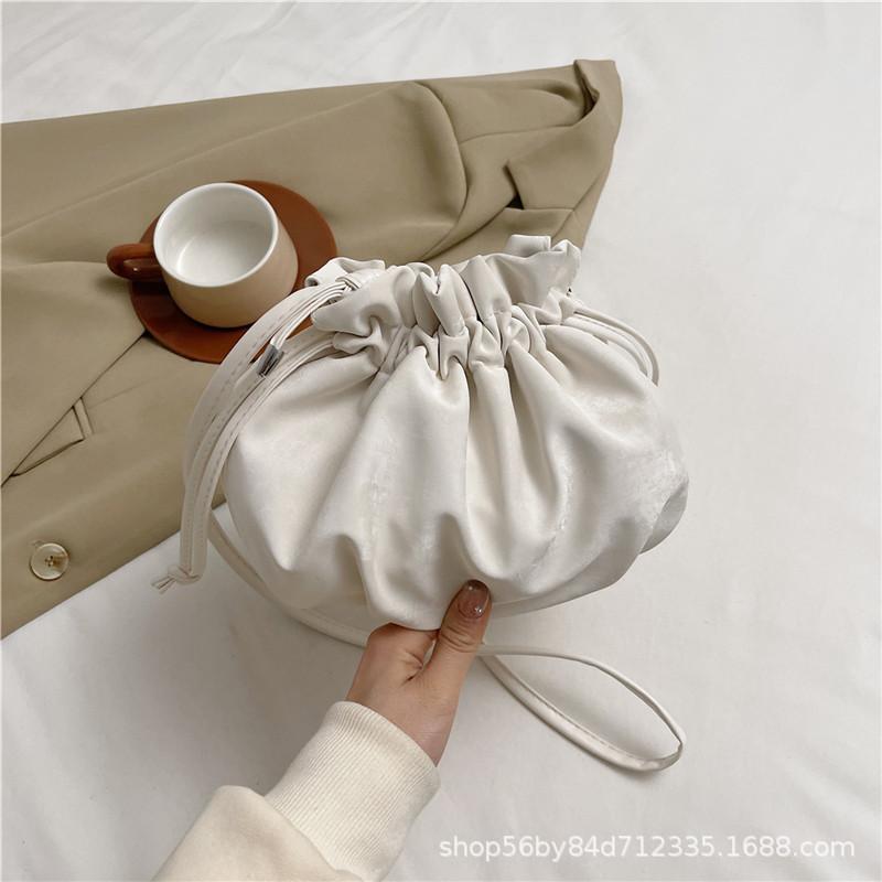 

Сумка премиум-текстуры маленькая женская 2025 новая модная сумка через плечо-мессенджер со стразами нишевого дизайна, сумка-подмышка, инкрустированная бриллиантами