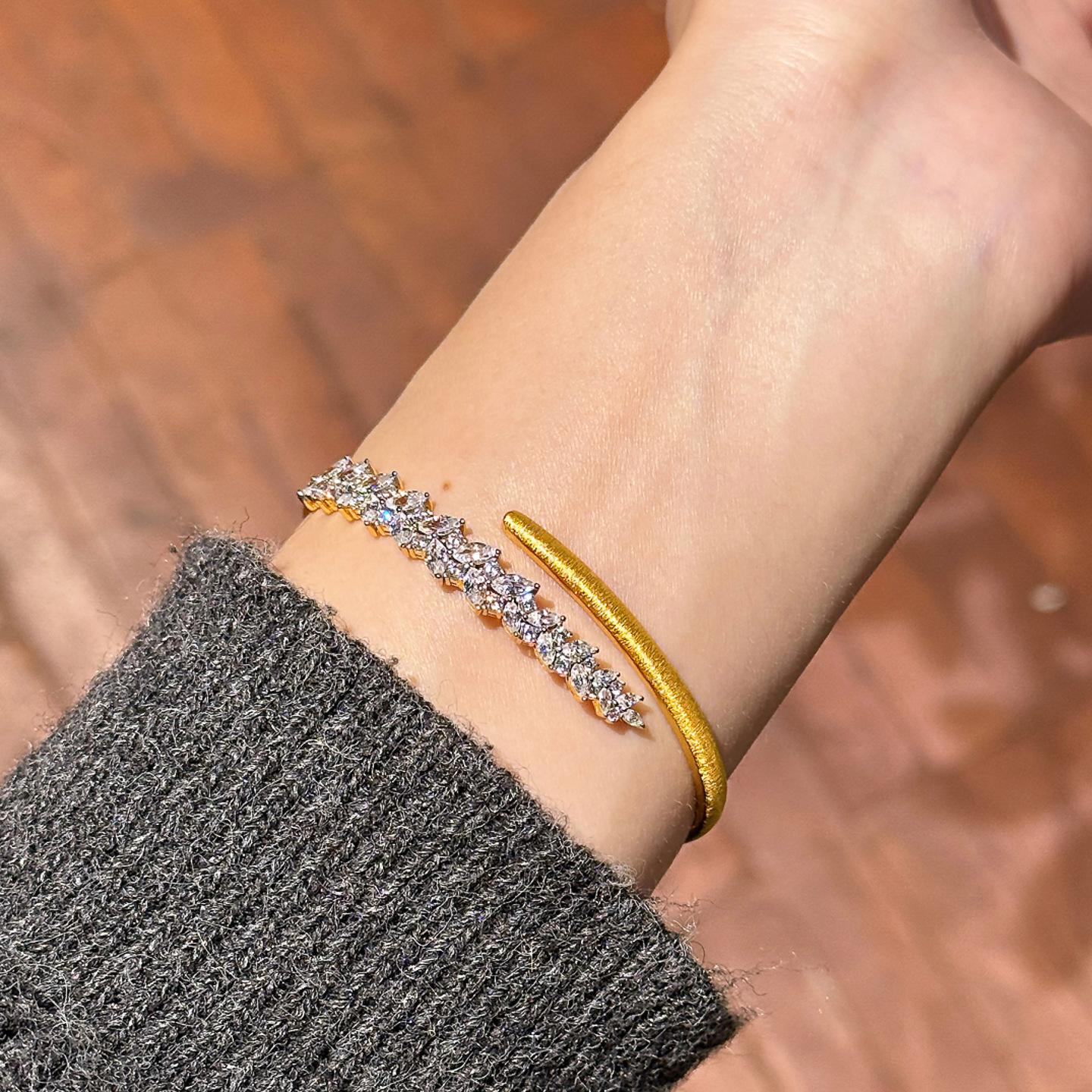 

Retro Glossy Sparkling Leaf Brushed Bracelets for women Light Luxury High Grade Diamonds lined Bracelet banquet fine Jewelry золотий