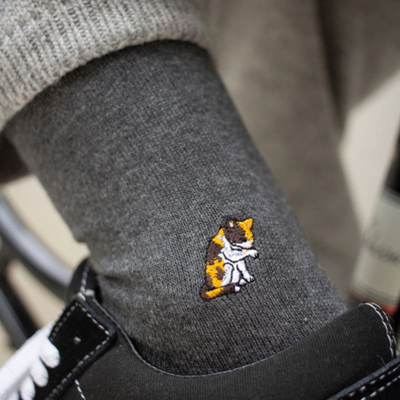 

SNOOZY Calico Cat Embroidered Socks (Dark Gray) FREE