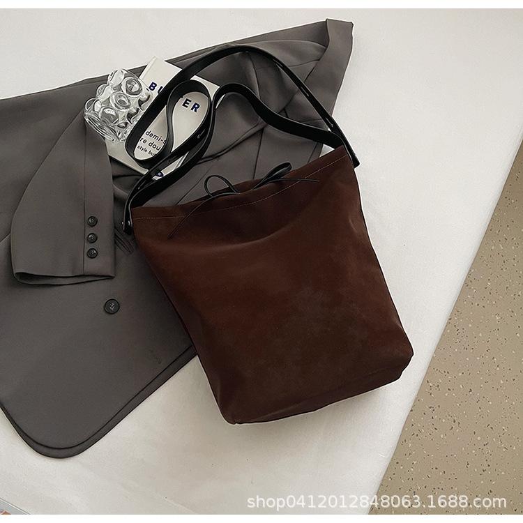 

Осенне-зимняя ретро сумка большой вместимости женская 2025 новая популярная зарубежная универсальная сумка через плечо модная замшевая сумка-ведро