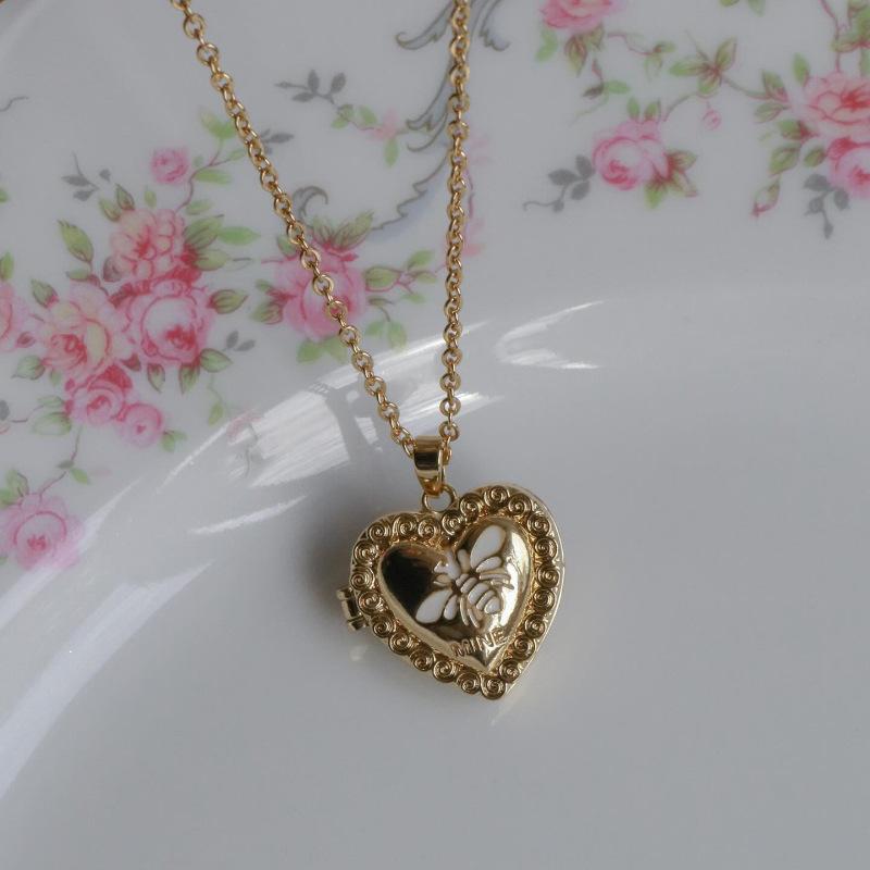 

Literary Retro Style Butterfly Violet Sun Pearl Zircon Angel Love Pendant Open And Close Phase Box Necklace