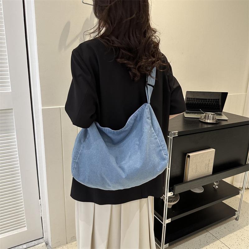 Large capacity niche bag women's leisure commuter messenger bag summer new fashion simple tote bag women's bag