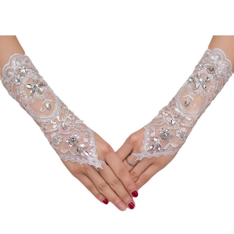 Koronkowe rękawiczki ślubne z akcentami diamentowymi i pętelkami na palce