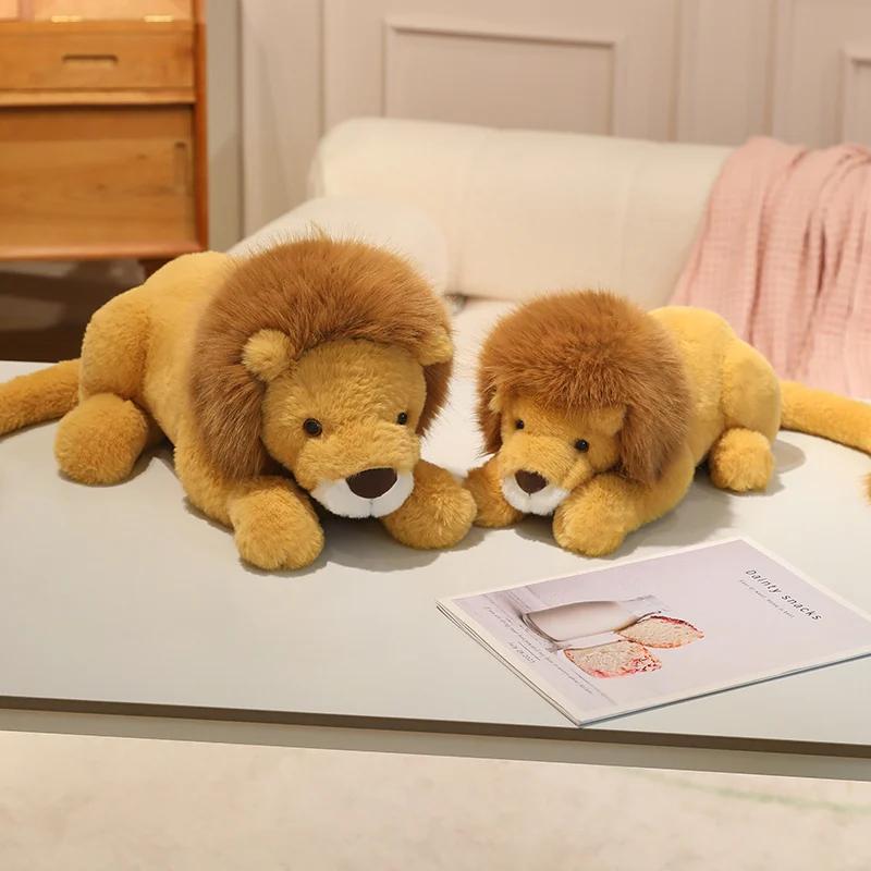 Adorabile Peluche Leone Soffice Morbido Animale di Peluche Sdraiato Bambola Fauna Selvatica Carino Peluche Leone Cuscino Abbracciabile Divano Letto Decorazione per la Casa