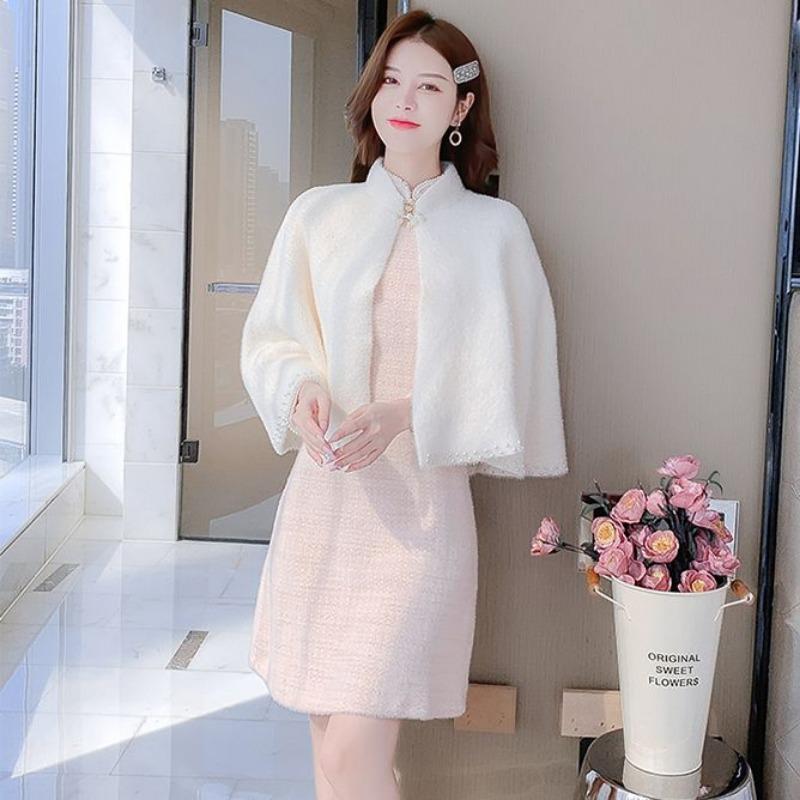 Tragen Sie einen Umhang über einem Schal, einer Strickjacke, einem kleinen Mantel und einem Strickpullover für Herbst und Winter