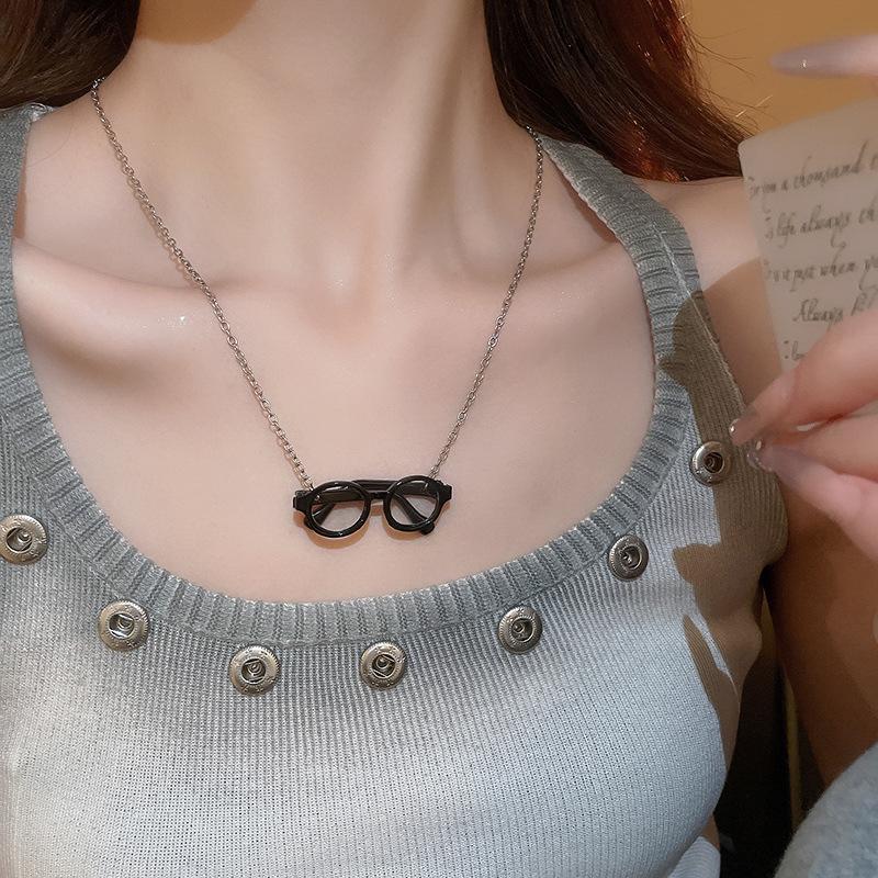 Bohemian Ethnic Distressed Bow Metal Necklace with Versatile Long Round Pendant 2025