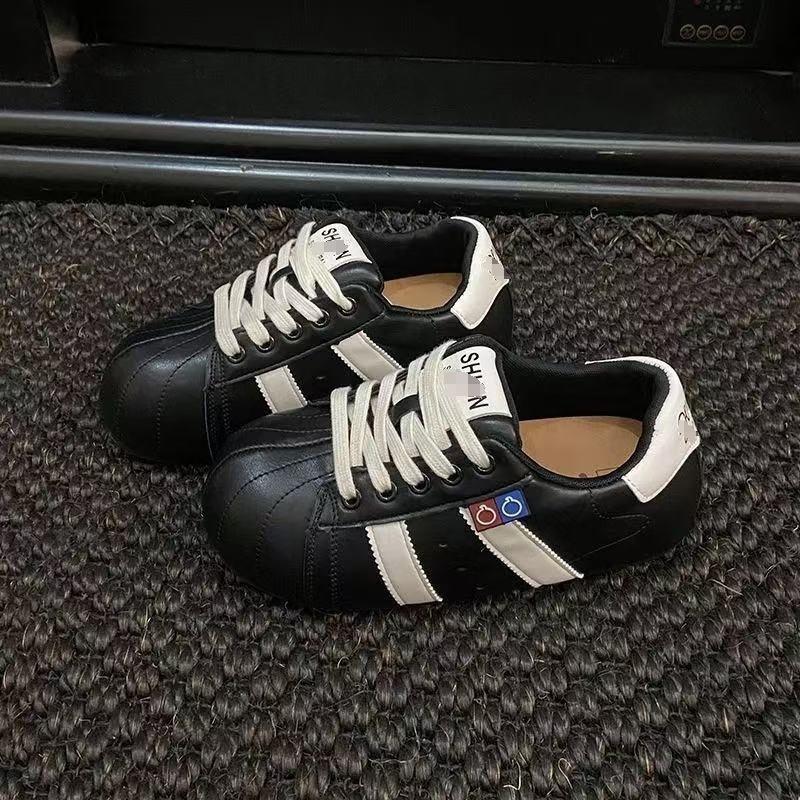 

Ветрозащитная куртка, кожаные кеды, женские новые осенние, с большой головой, обувь-хлеб, универсальная плоская повседневная обувь 40 чёрный