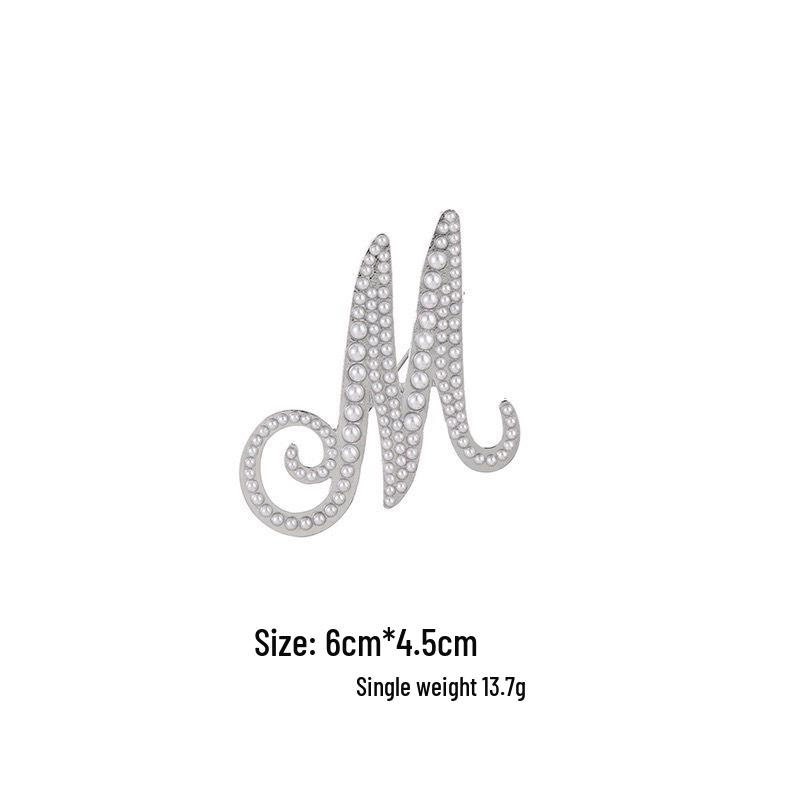 Elegantní brož s perlovým písmenem (26 písmen): Všestranný módní doplněk