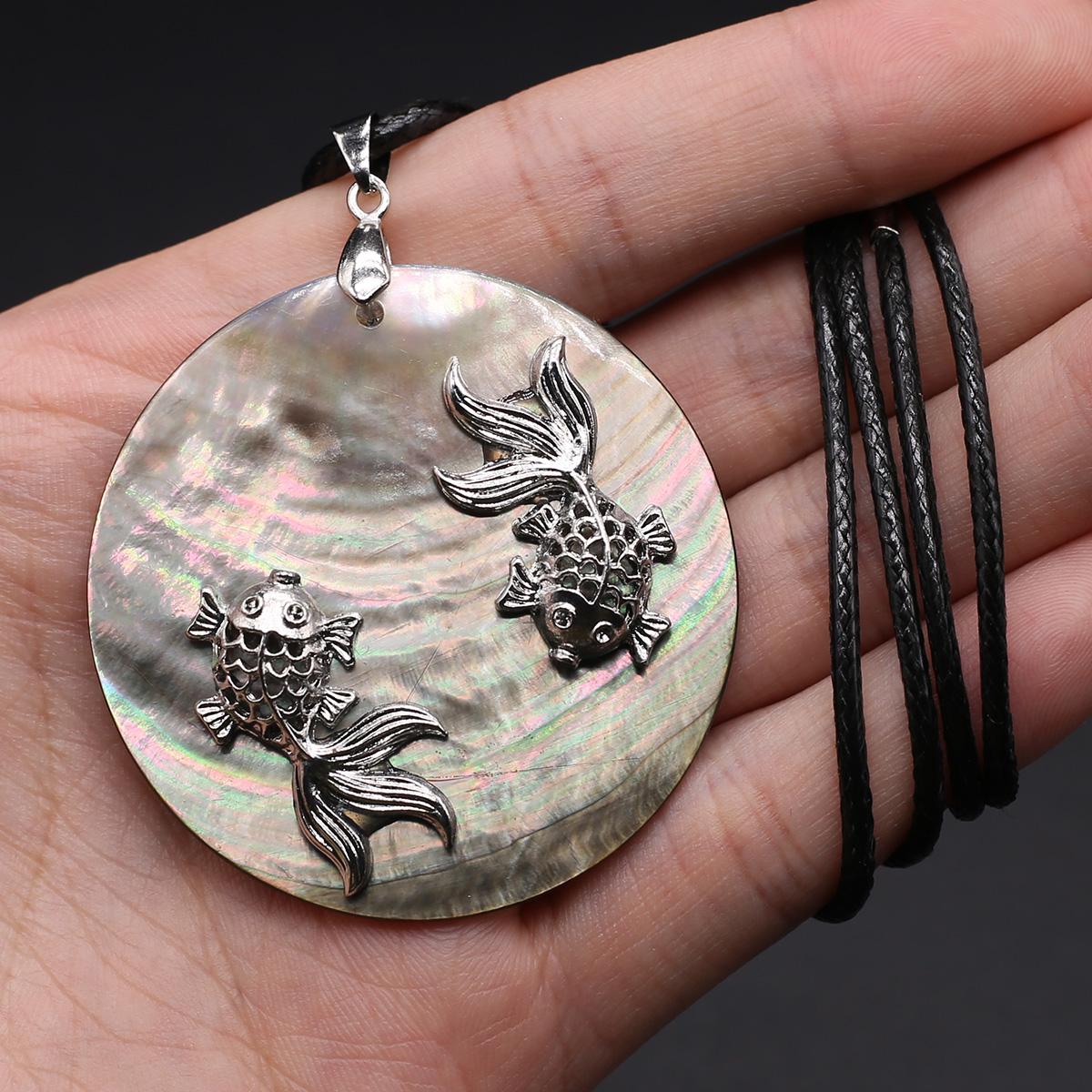 

1 шт., 2025 Вирусное Натуральное Черное Ракушечное Подвеска-Ожерелье с Рыбой Кои, Мистические Ручной Работы Круглые Шармы Цепочки Ожерелья для Женщин Мужчин Ювелирные Изделия, Тренд TikTok 1Pcs/50×50mm