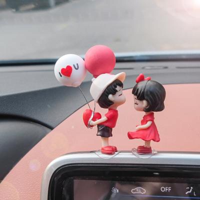 Coppia di graziosi ornamenti per auto, decorazione per auto, coppia di cartoni animati carini, decorazioni per cruscotto auto, bacio carino e adorabile C