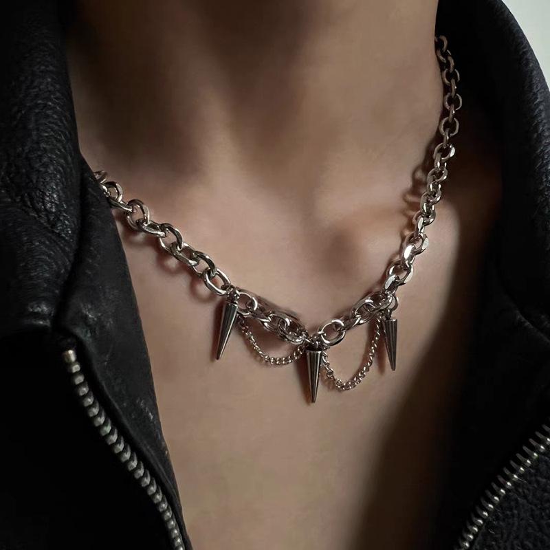 Punk Metal Kegelförmiger Anhänger Halskette für Damen Minimalistisch Gotisch Silberfarbe Weidennagel Quaste Kette Schlüsselbein Kette Schmuck