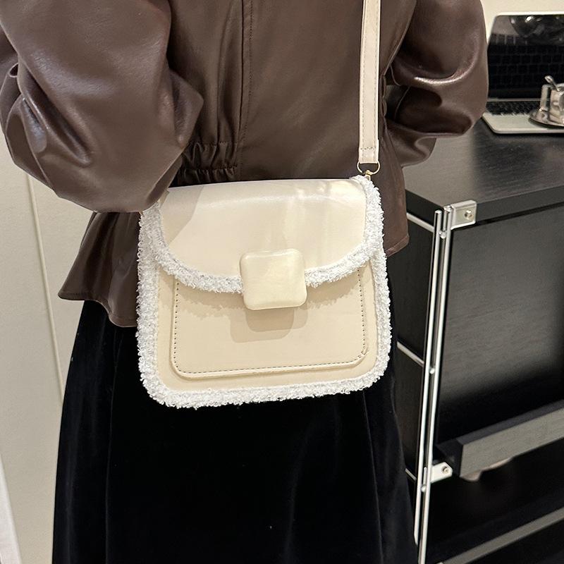 

Зимняя новая универсальная версия сшитой фактурной сумки через плечо для женщин 2024 года, темпераментная маленькая квадратная сумка белый