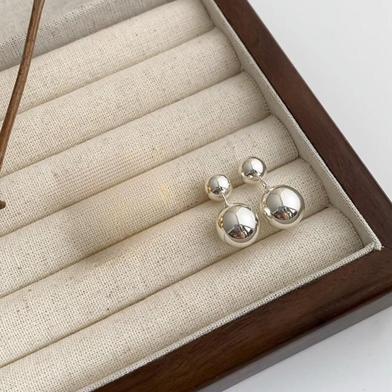 Ohrringe mit kalten Stil Metall-Doppelkugeln, Nischen-High-End-Kugelohrringe, Damen Einfache und vielseitige Design-Ohrringe