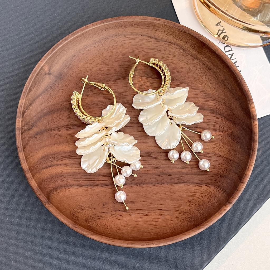 Super Fairy Shell Petal Earrings, Light Luxury Vacation Style Zircon Fringed Earrings, Elegant Temperament Pearl Stud Earrings