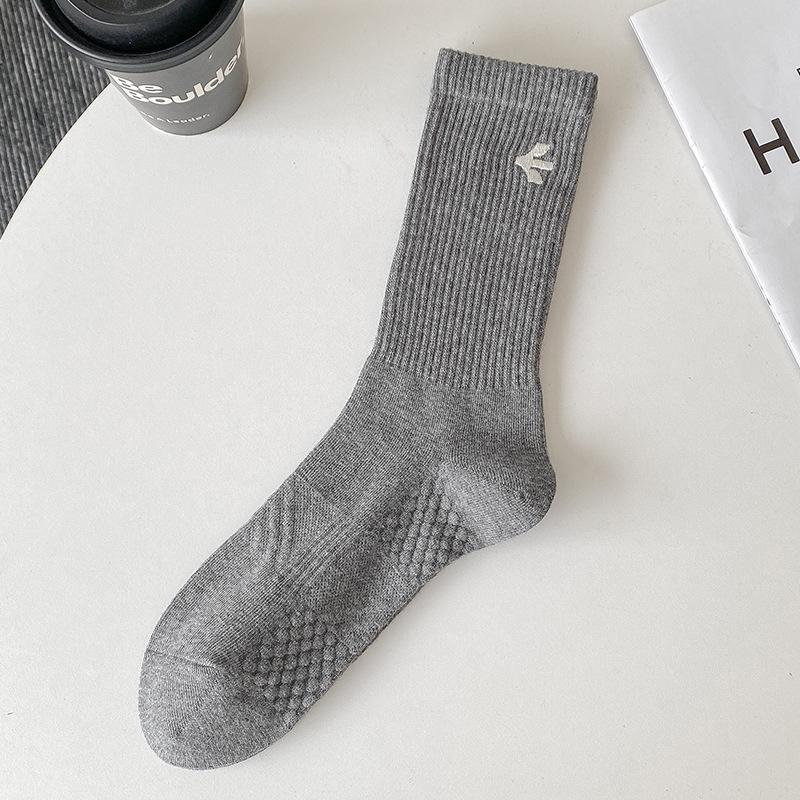 

Мужские спортивные носки, однотонные хлопковые носки, влагоотводящие и устойчивые к запаху носки средней длины, хлопковые носки с массажной подошвой и вышивкой в виде стрелки 1 pair темно-серого