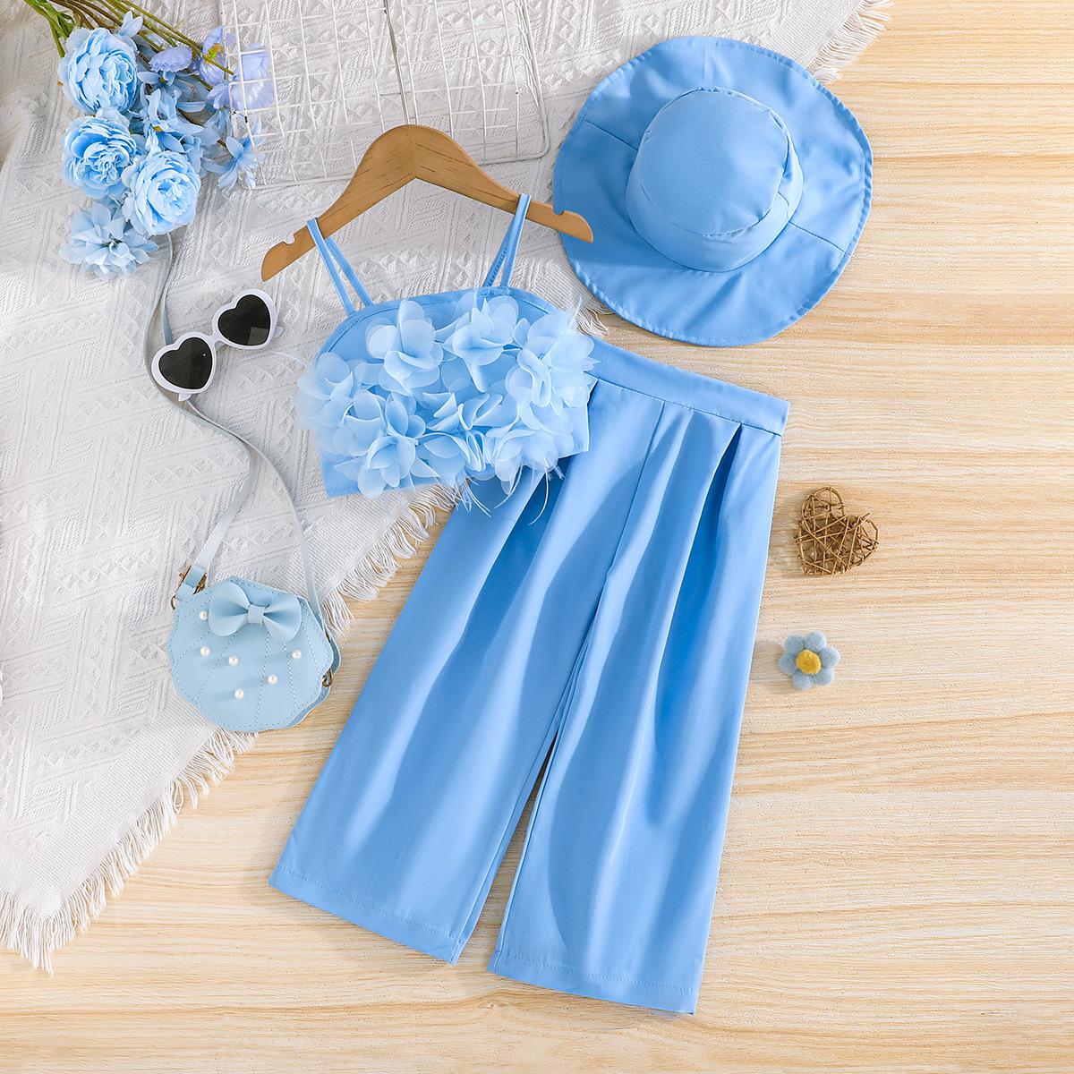

2025 Комплект из 3 предметов для девочек: топ на бретелях с цветочным принтом + брюки + шляпа. Элегантная одежда для малышей и детей. 4Y синий