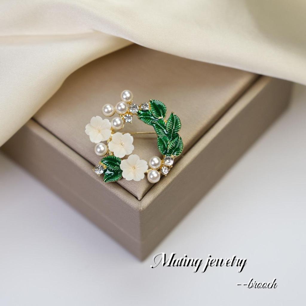 Retro Gardenia Pearl Brooch: Elegant Round Alloy Accessory for Suits and Coats