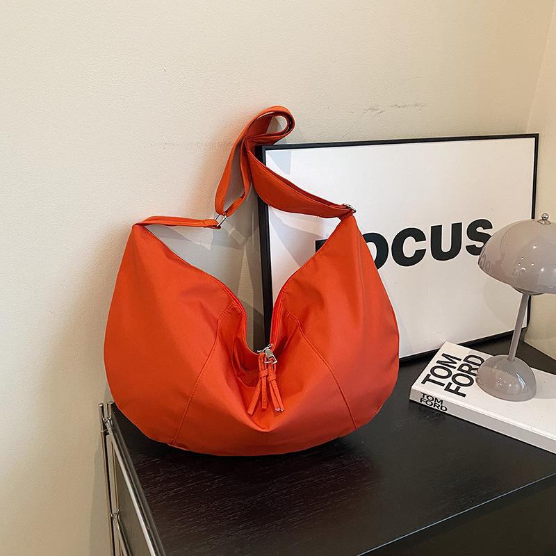 Simple and Versatile Student Large-capacity Messenger Bag, Casual and Lightweight One-shoulder Nylon Dumpling Bag