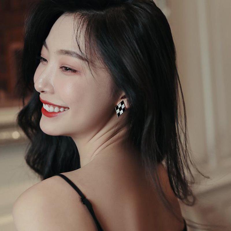 New Black & White Chessboard Earrings: Simple Fashion, Korean Design, Diamond-Studded, French S925 Silver Needle Trend for Women.