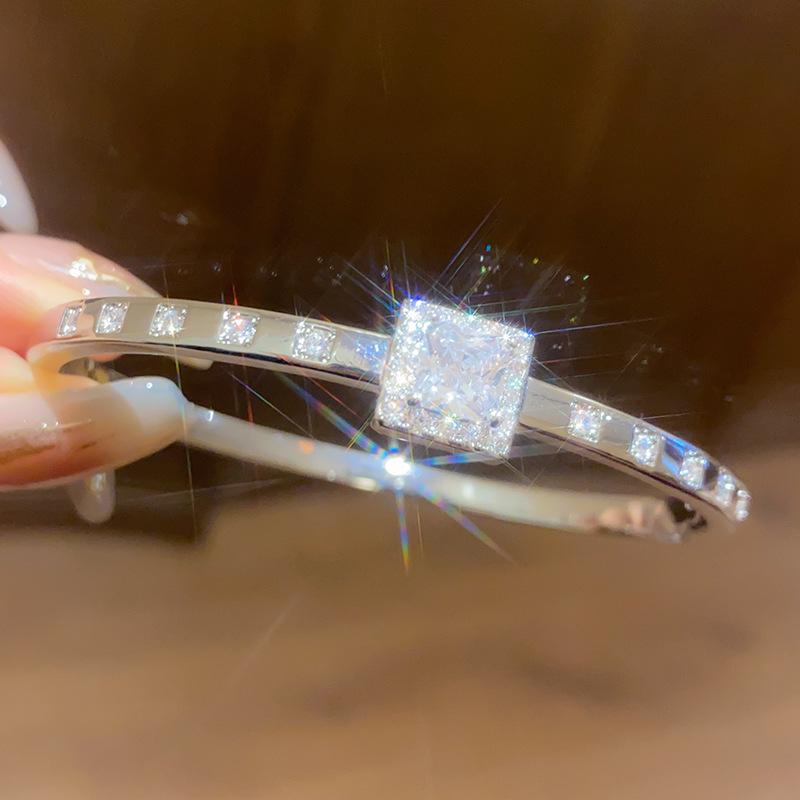 18K Gold Plated Zircon Flower Bangle - European & American Trend, Light Luxury Fashion Bracelet for Women