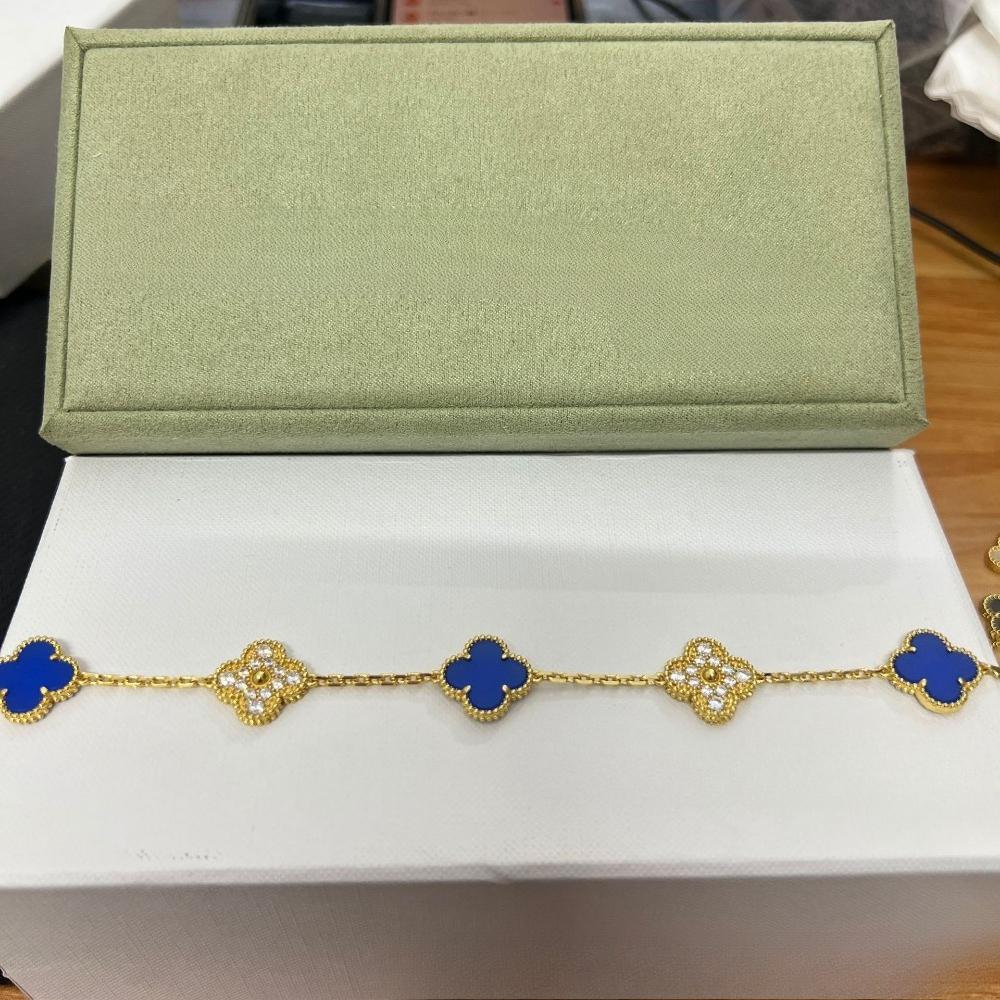 Vierblättriges Klee- und Fünfblüten-Armband mit rotem Achaten - Ein Geschenk für deine Freundin