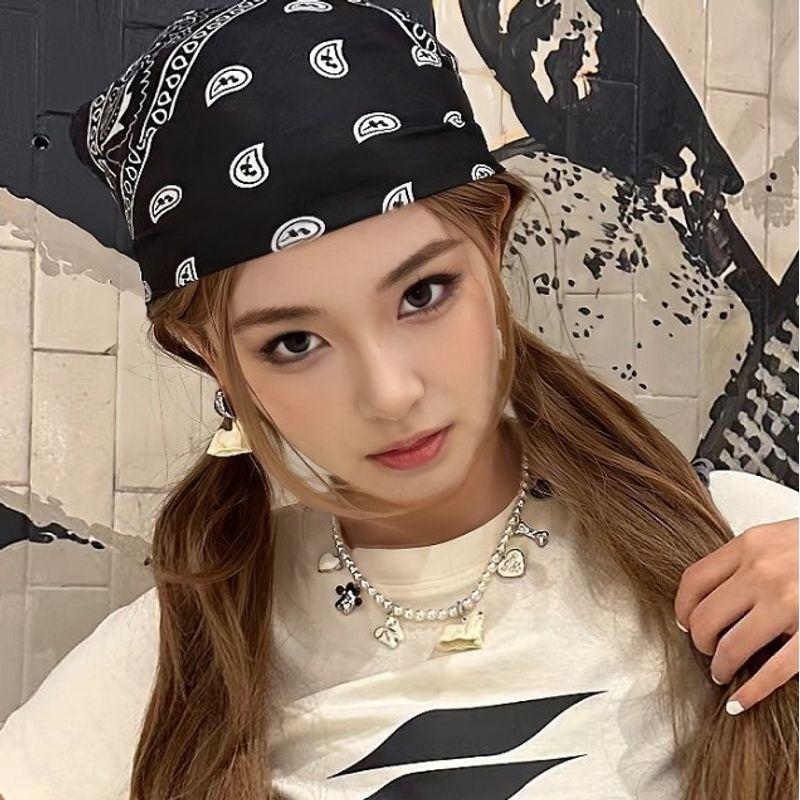 

Retro European American Style Headscarf Early Ancient Sweet Cool Sexy Hair Towel Hip Hop Cycling Square Scarf Photo Props Hair Band Decoration Black Cashew Flower [55cm]