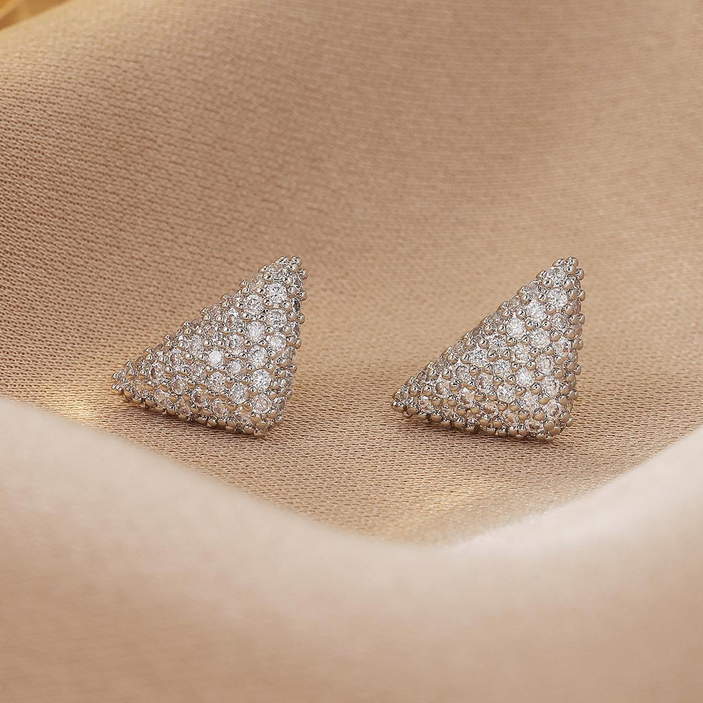 Niche full diamond three-dimensional triangular earrings, high-end fashion temperament stud earrings, earclips, commuting versatile earrings.