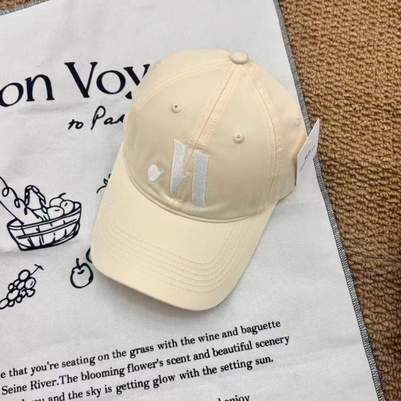 Spring And Summer Baseball Caps For Men And Women Are Casual And Versatile, Showing Their Faces. Small Retro And Versatile Simple Peaked Caps