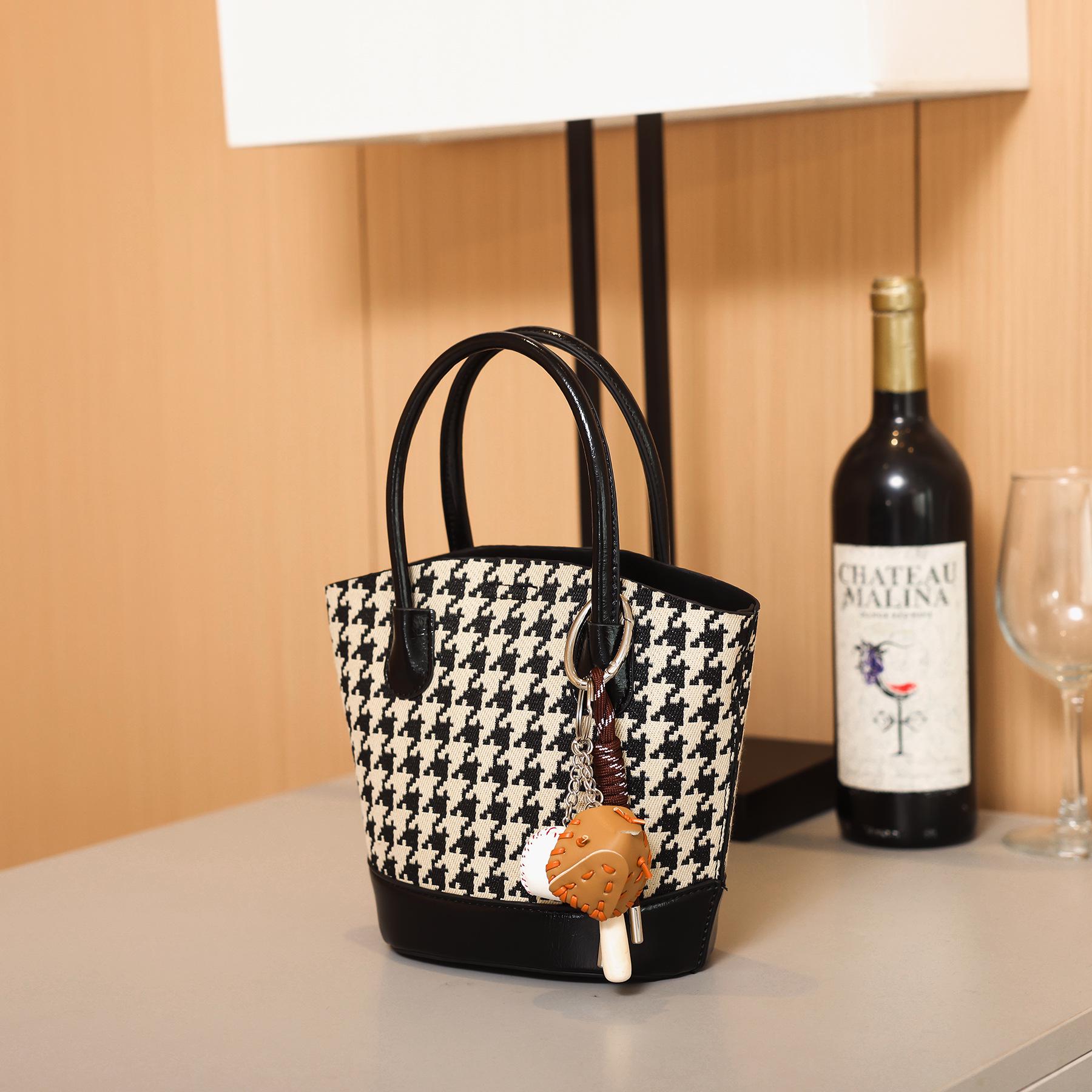 

2024 Осень/Зима Клетчатая Сумка с Креативным Подвесом - Кроссбоди и На плечо Сумка-Корзина для овощей чёрный