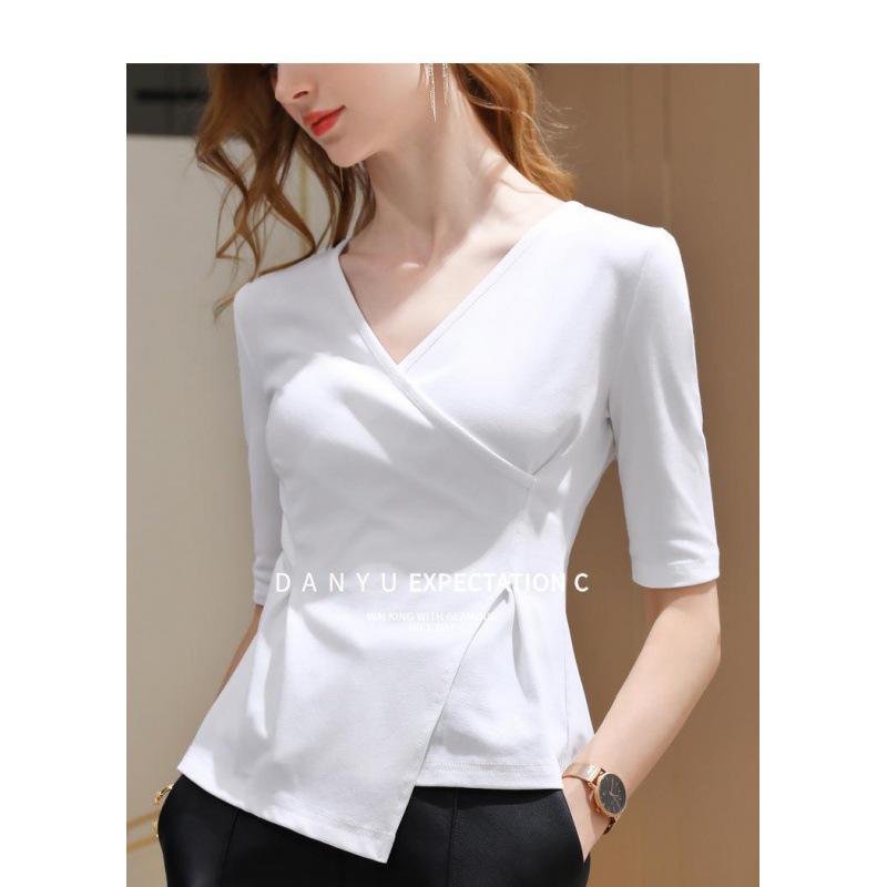 Asymmetrisches Damen-Baumwoll-T-Shirt mit V-Ausschnitt, schlankmachender Passform und gerafften Dreiviertelärmeln