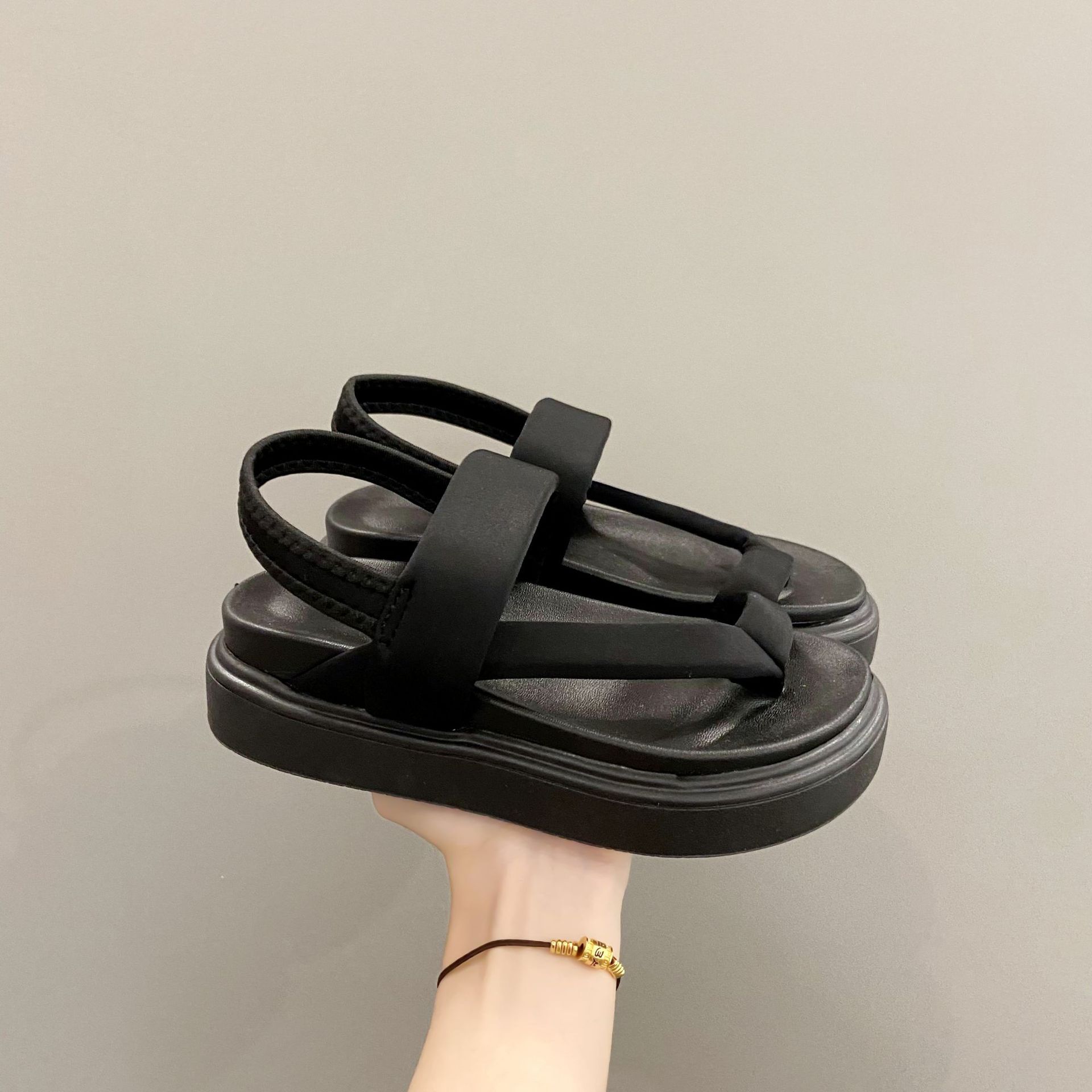 

Импортная торговля, новая корейская версия, набор женских босоножек с плоским дном, средний каблук, толстая подошва, модные Т-образные, однотонные, кроссовки, повседневные, без застежек 35 чёрный