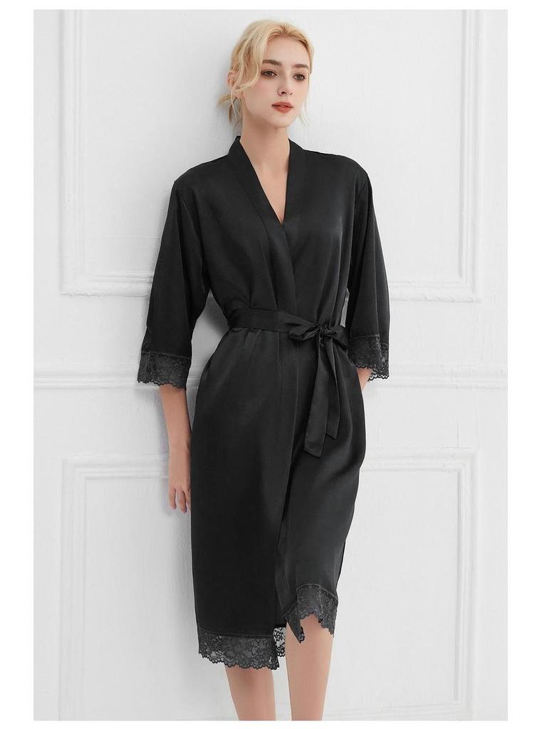 Elegantes Sommer-Bademantel mit Spitzenbesatz