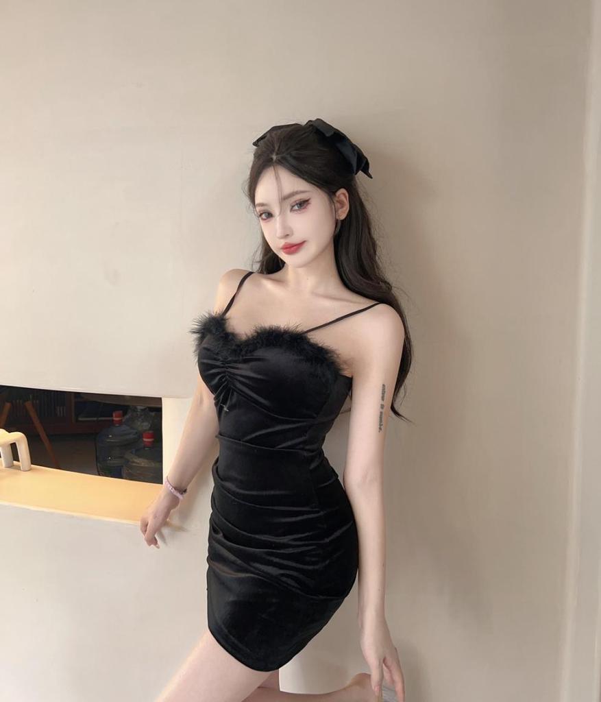 Golden Velvet Slimming Camisole Dress with Patchwork Fur