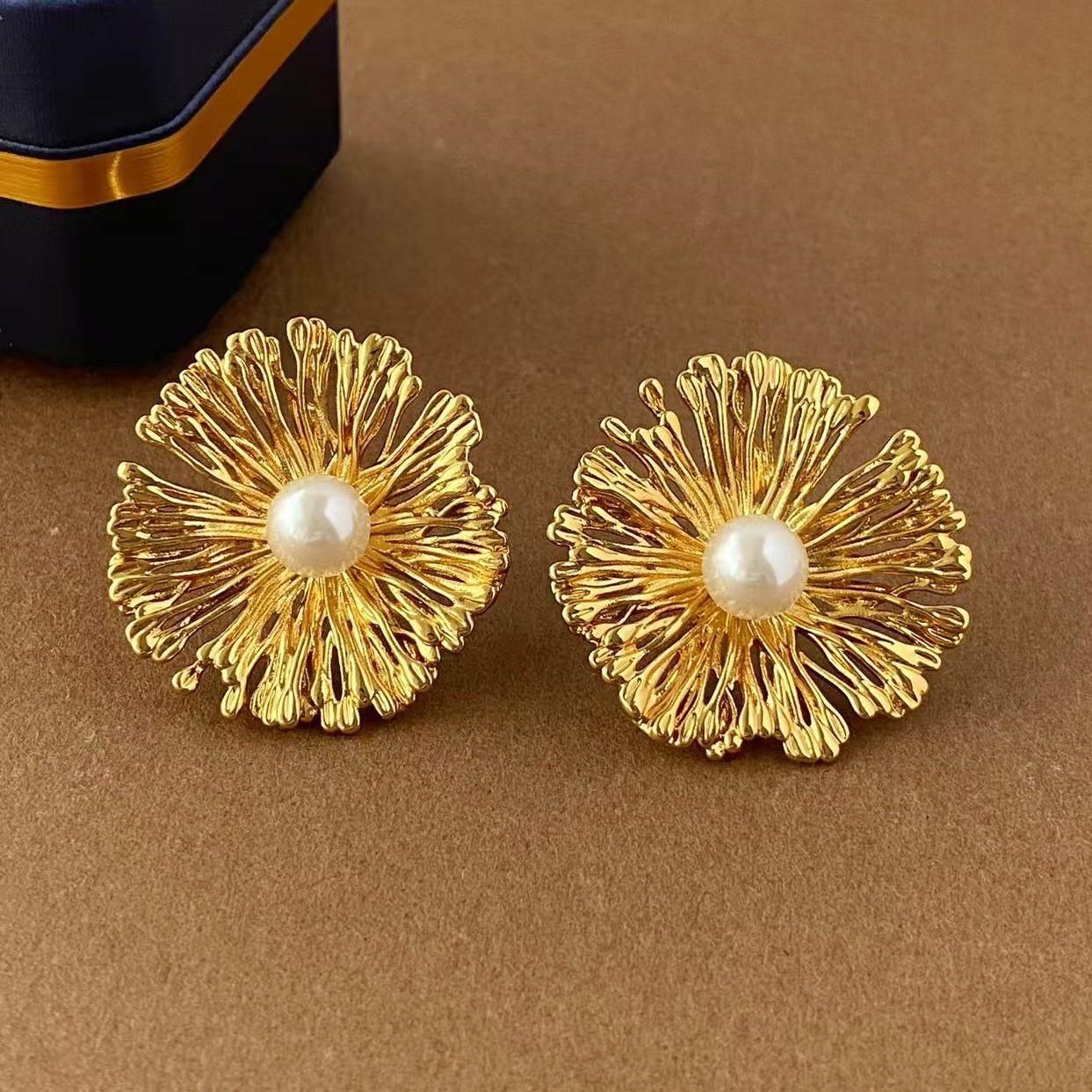 

Light luxury exquisite high sense bright fireworks pearl stud earrings female elegant retro personality fashion temperament versatile earrings золотой