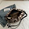 Simple large-capacity bag 2025 small fresh and fashionable leopard print plush tote bag atmospheric fluff shoulder bag women's bag