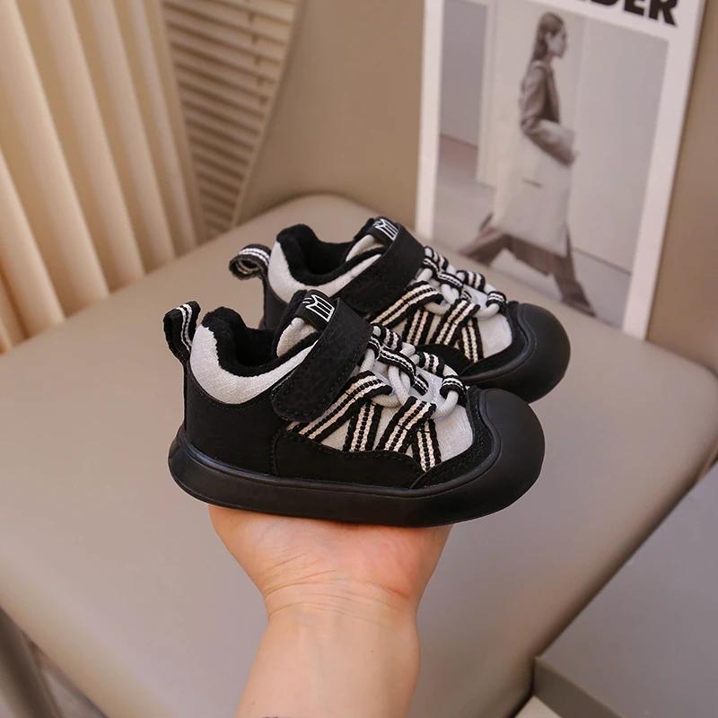 

Детские туфли на плоской подошве с закрытыми носками, модная детская повседневная обувь с нескользящей петлей 2024 года, зимняя новая модная детская прогулочная обувь из теплой замши 16 чёрный