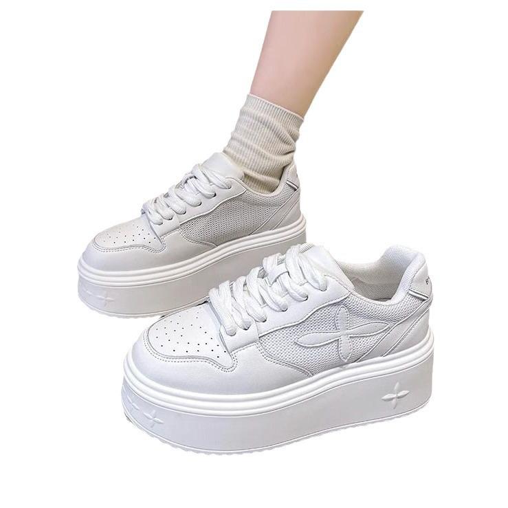 Vastag talpú hálós fehér cipő női tavaszi és nyári új légáteresztő és sokoldalú kis muffin talpú alkalmi deszkás cipő