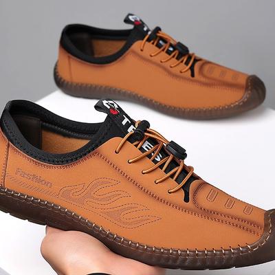 Os sapatos casuais masculinos de couro são macios e fáceis de calçar. A tendência dos sapatos para dirigir preguiçosos