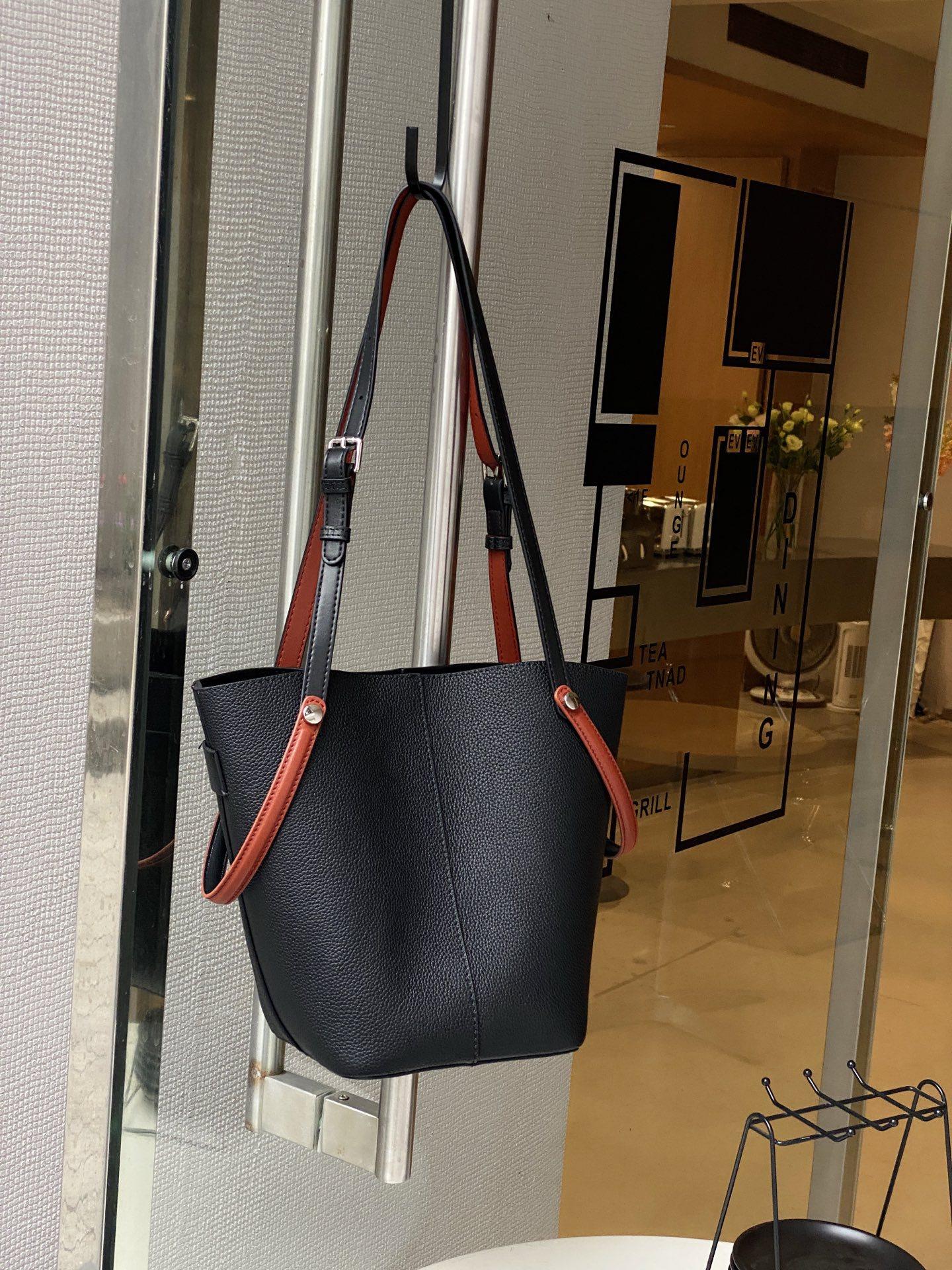 

Large Capacity Real Leather Tote Bag 2025 New Style Minimalist Design Top Layer Cowhide Single Compartment Bag Universal Multi-Functional Bag 35x15x23cm