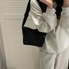 Stylish Ultra-Light Nylon Crossbody Bag Adjustable Wide Strap Large Capacity Messenger Bag Zipper Closure Women Bag Outing