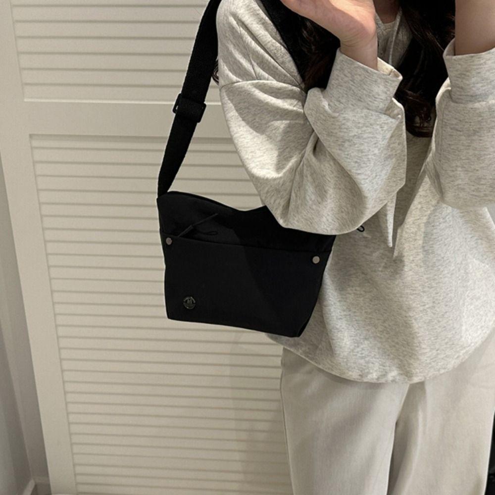Stylish Ultra-Light Nylon Crossbody Bag Adjustable Wide Strap Large Capacity Messenger Bag Zipper Closure Women Bag Outing