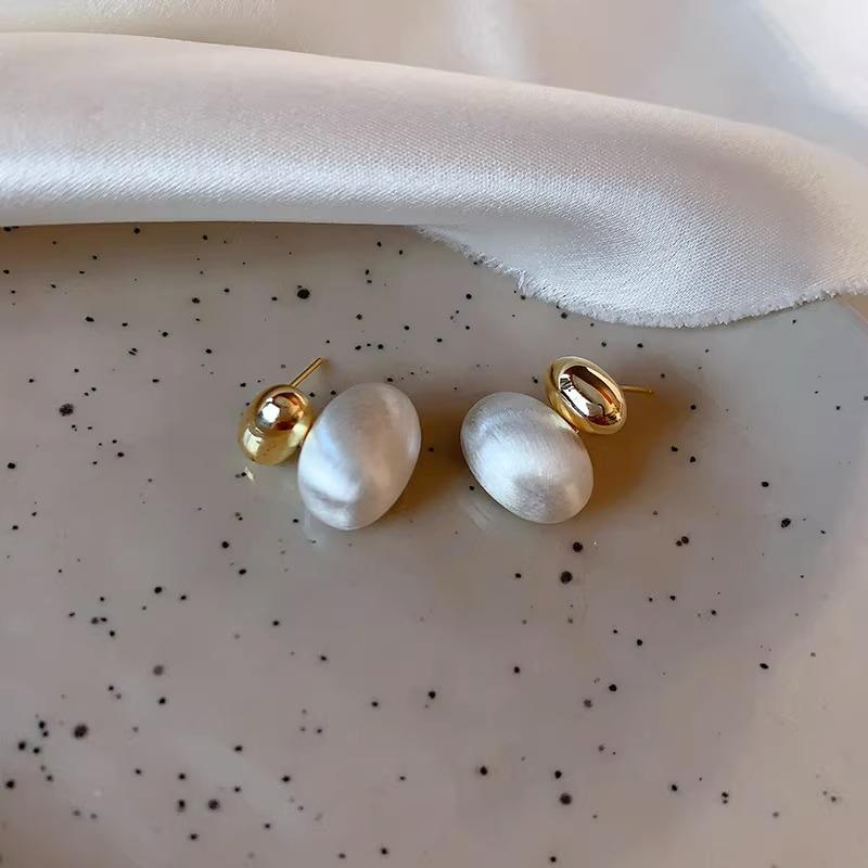 

Корейские металлические серьги с матовой отделкой: Тенденция высококлассных ретро-подвесок Весна/Лето 2024