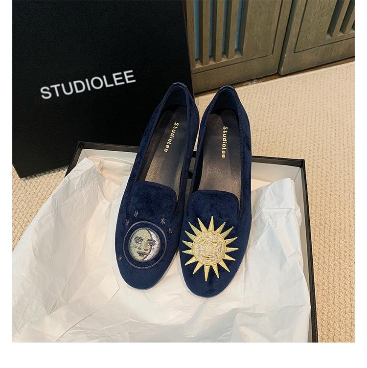 

Sheepskin version grape mother same style French old dream~ French exquisite embroidered velvet loafers low thick heel single shoes 35