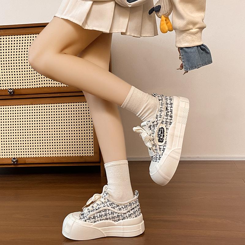 Kleine weiße Schuhe für Damen im Herbst und Winter 2024, neue runde Zehenpartie, dicke Sohle mit Höhenverstärkung, Schnürung, große Zehenpartie, Brotschuhe, vielseitiger Canvas