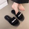 Franska små doftande tofflor kvinnor bär 2025 sommar nya internetkändis fyrkantigt spänne strass bokstav platt botten badsandaler