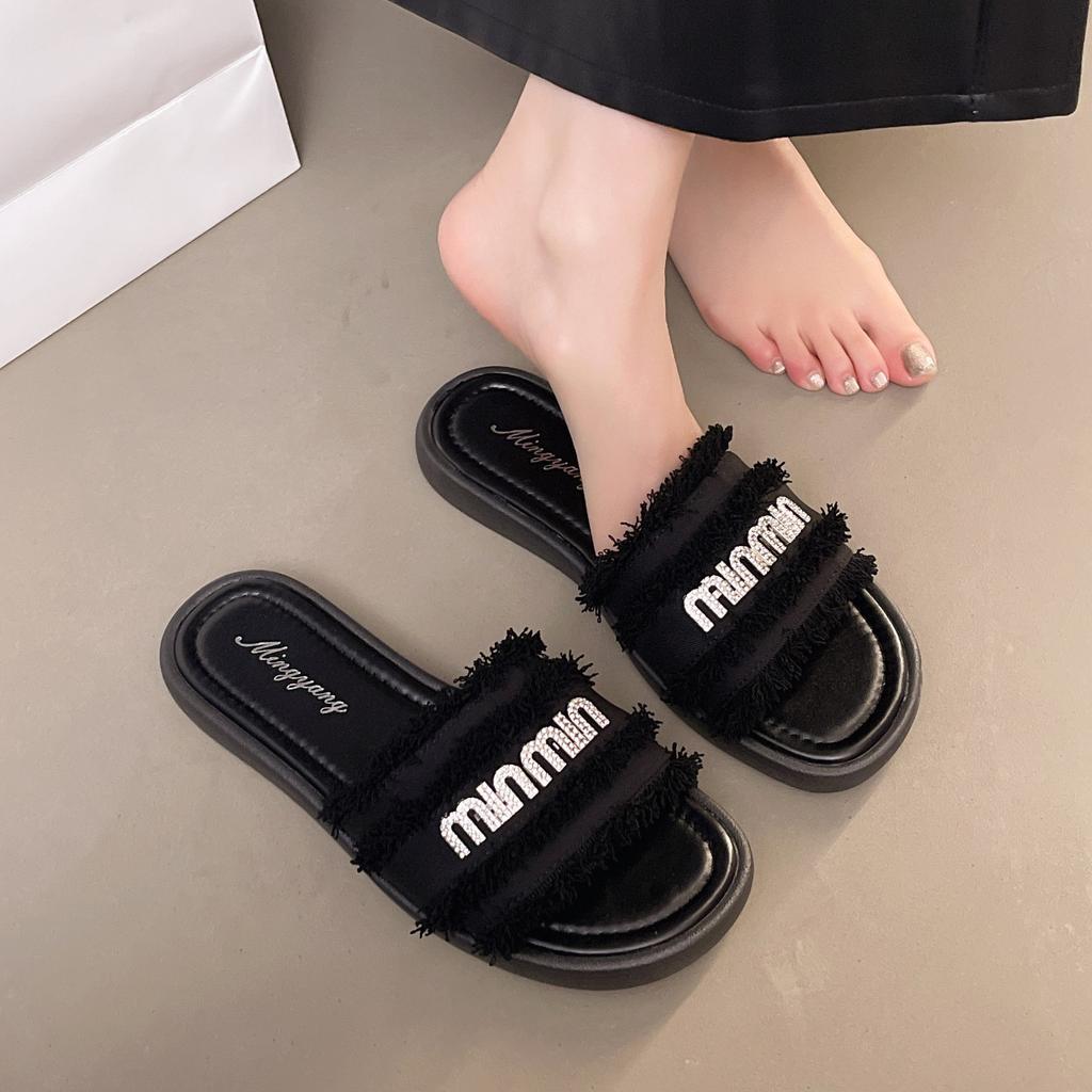 Franska små doftande tofflor kvinnor bär 2025 sommar nya internetkändis fyrkantigt spänne strass bokstav platt botten badsandaler