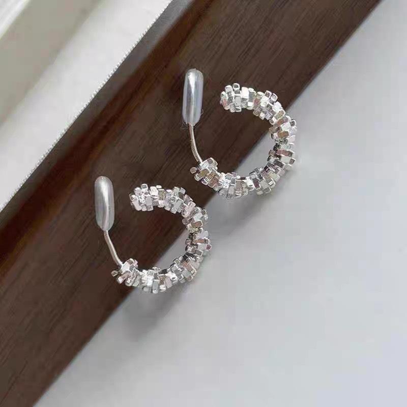 Премиальное чувство легкой роскоши серьги-гвоздики с эффектом битого серебра женские новые С-образные полукруглые серьги для темперамента без проколов ушей серьги