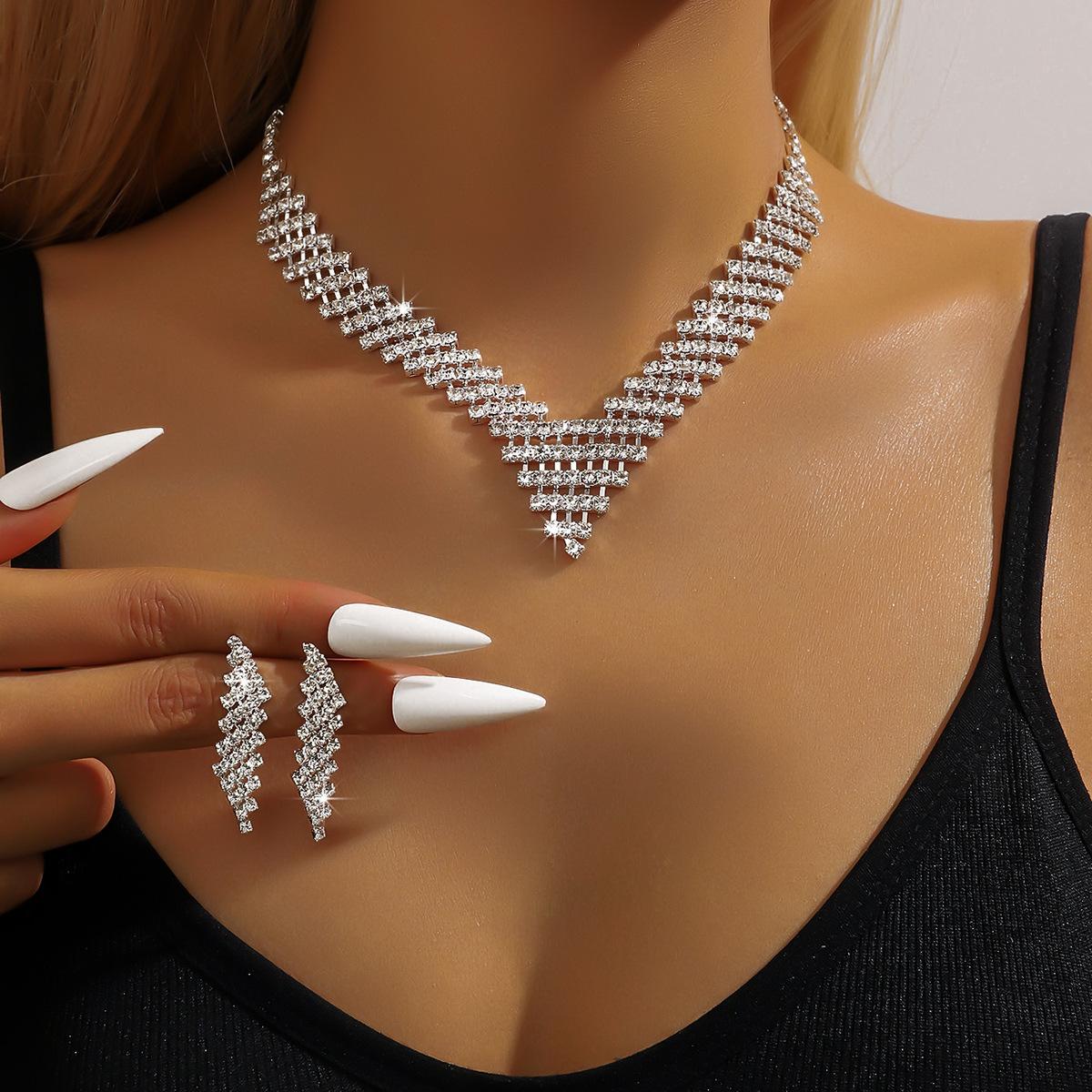 

Шагните в интернет-магазин, где продаются самые продаваемые ожерелья, серьги, браслеты, комплект из двух частей с инкрустацией, полный ярких s